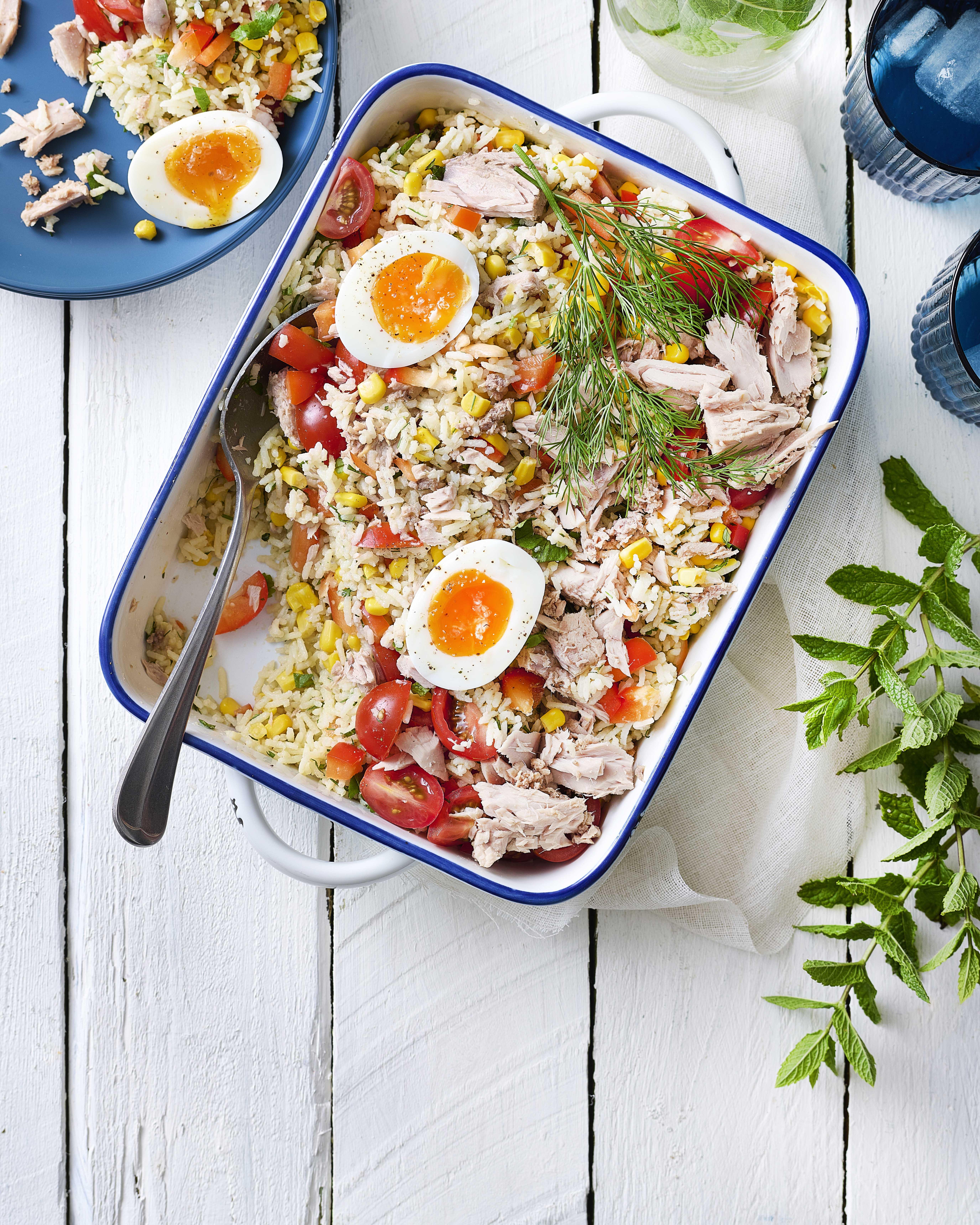 Rijstsalade met tonijn, tuinkruiden en een zachtgekookt eitje